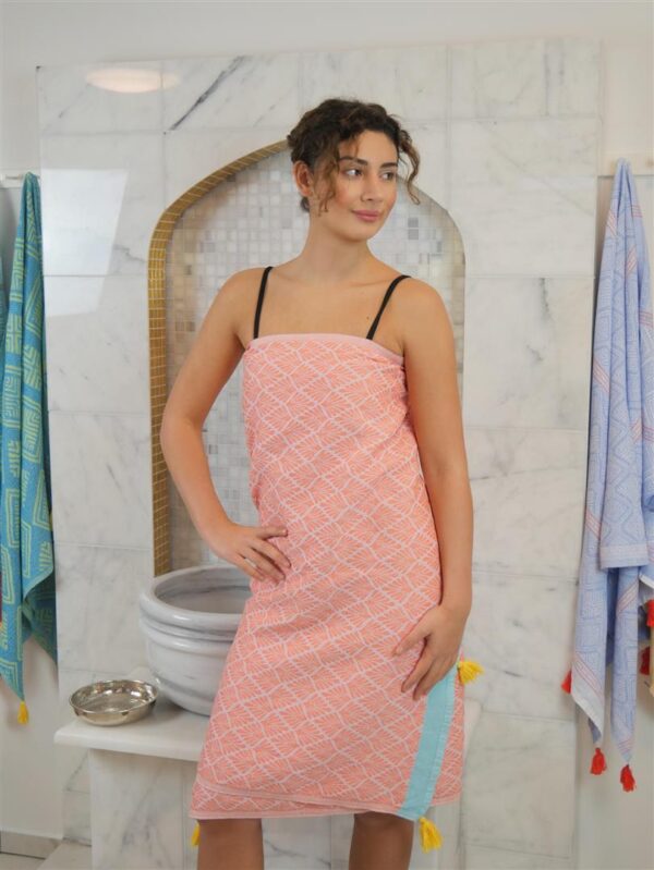 Strandtuch-rot-gelb-mit-Quasten-und- Allover-Muster-502274 (2).JPG